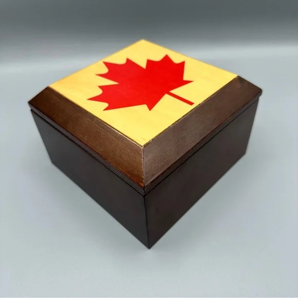 Vintage The Bombay Company Wooden Music Box 1996 Canada flag Brown